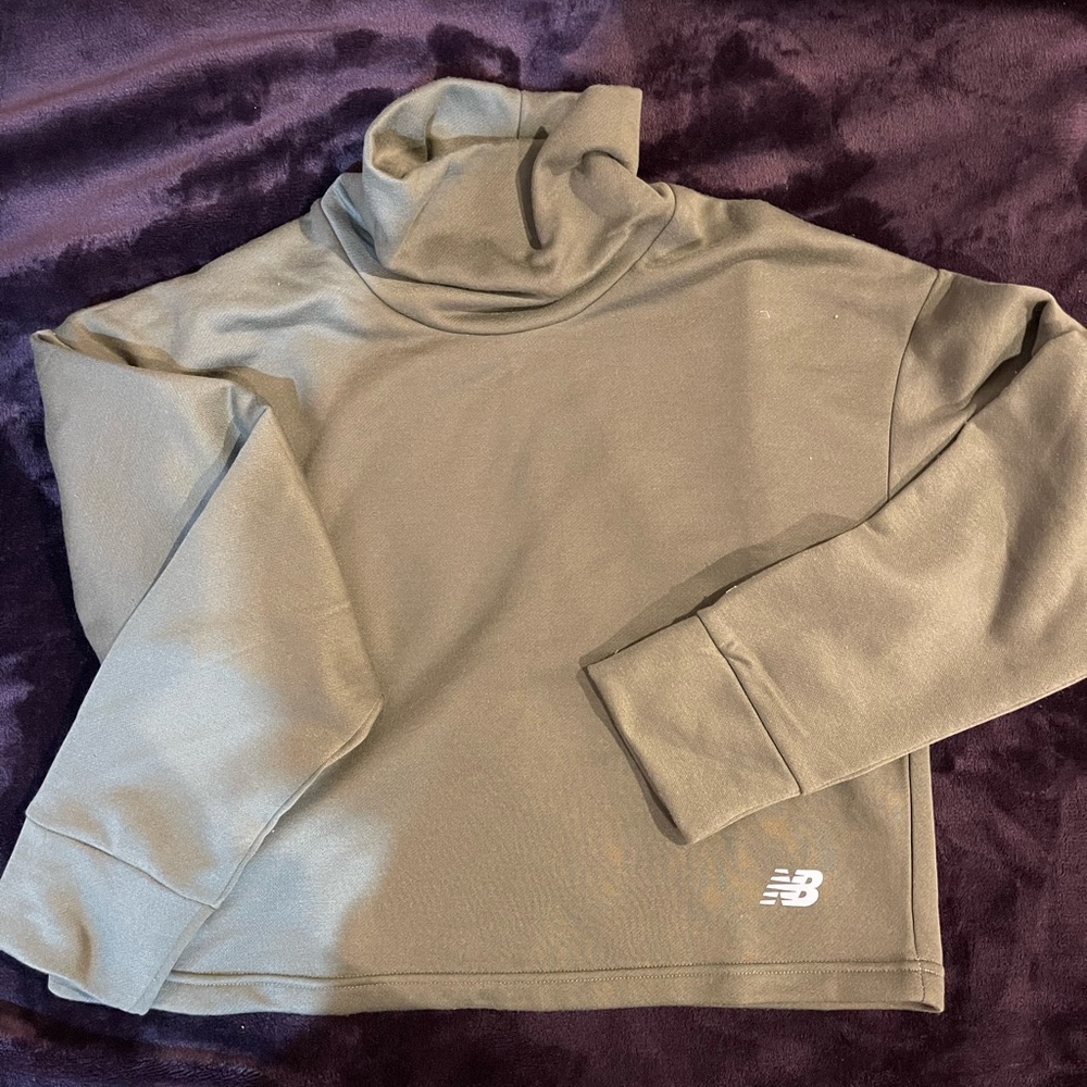 Army green New balance crop sweatshirt. - Picture 1 of 3